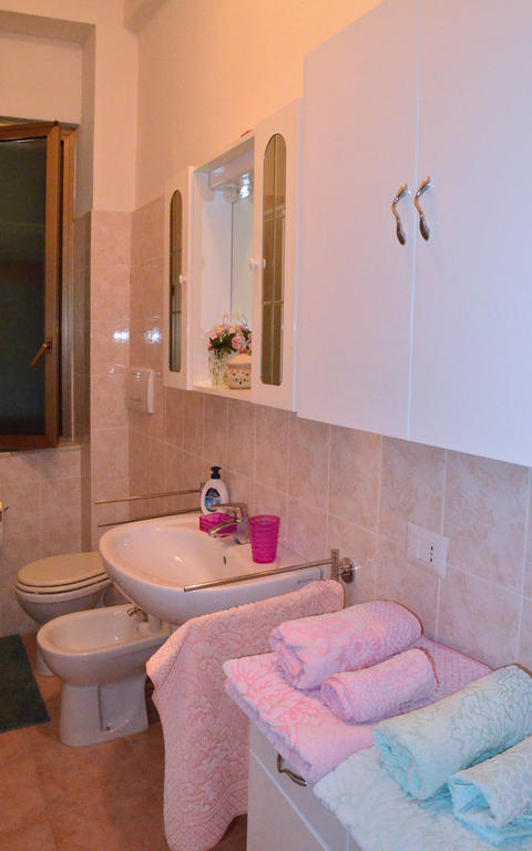 La Casa Delle Rose: Cozy Air-Conditioned Retreat La Spezia Room photo